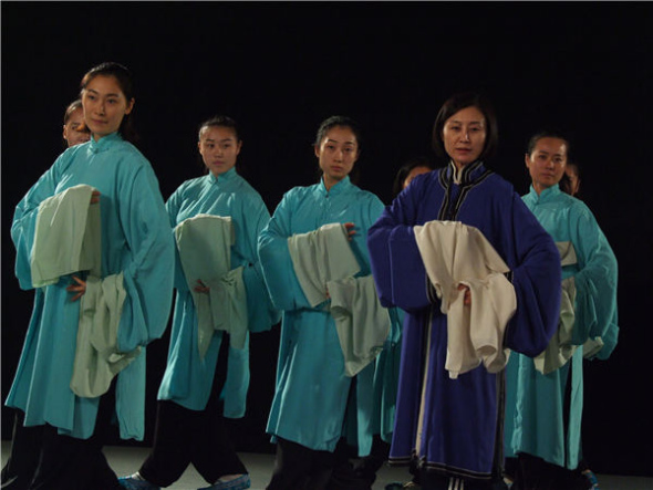  Zhang Huoding (second from right) instructs her students. (Photo by Zou Hong/China Daily)
