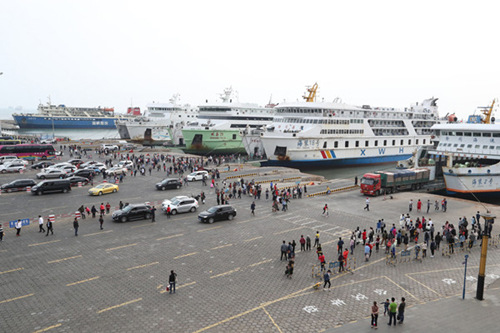 Passengers and vehicles are ferried from Hainan province to New Hai'an Port in Xuwen county. (Photo by Lin Shizhan/Zhanjiang Daily)
