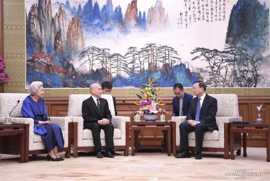 Chinese State Councilor Yang Jiechi (R) meets with Cambodian King Norodom Sihamoni and Queen Mother Norodom Monineath Sihanouk in Beijing, capital of China, Feb. 25, 2018. (Xinhua/Yan Yan)