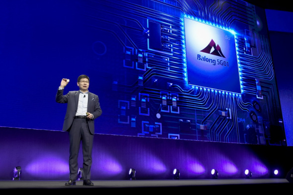 Huawei CEO Richard Yu presents the new Huawei Balong 5G01, a 5G commercial chipset, on Sunday in Barcelona, on the eve of the inauguration of the Mobile World Congress. （Photo/China Daily）