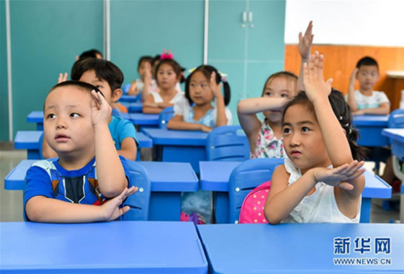 Students raising their hands in class. (File photo/Xinhua)