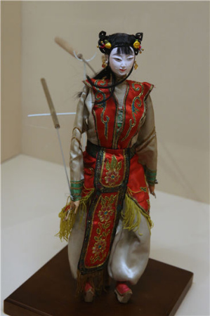 The puppet figurine is among the exhibits of an ongoing show at the National Museum of China that features more than 300 puppets made by members of the Xu family from Zhangzhou, East China's Fujian province. (Photo by Jiang Dong/China Daily）