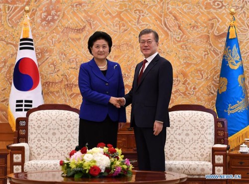 Chinese President Xi Jinping's special envoy Liu Yandong (L) meets with South Korean President Moon Jae-in in Seoul, South Korea, on Feb. 26, 2018. (Xinhua/Ju Huanzong)