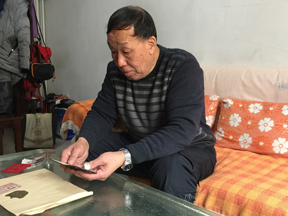 Li Baosheng at his home in Baoding, Hebei province. (Photo by Zhang Yu/China Daily)
