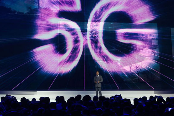 Xu Zhijun, Huawei's rotating CEO, introduces achievements of 5G technology during the release ceremony for world leading internet scientific and technological achievements in Wuzhen, East China's Zhejiang province, Dec 3, 2017.Photo/Xinhua