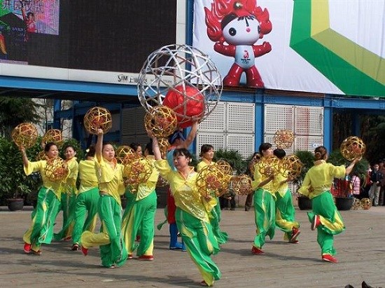 A performance of the rolling lamp dance in a festive celebration in Zhelin Town of Fengxian District. (Ti Gong)