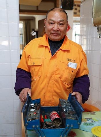 Plumber Huang Weiguo and one of his toolboxes (Jiang XIaowei/SHINE)