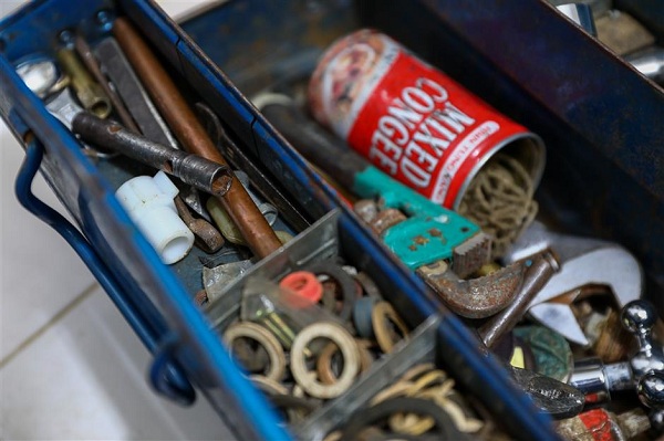 Huang's toolkit is filled with handy spare parts collected over the years. (Jiang XIaowei/SHINE)