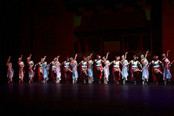 The artists of Hangzhou Opera and Dance Theater perform the dance drama Meet the Grand Canalat the Greek Global Cultural Center on Jan 23, 2018. (Photo/Chinaculture.org)