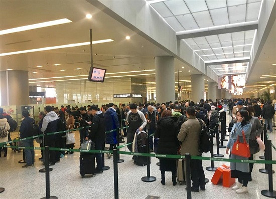 A large number of passengers wait in a zigzag waiting area to receive security checks at the T2 terminal of Hongqiao airport on February 9. (Yang Jian/SHINE)
