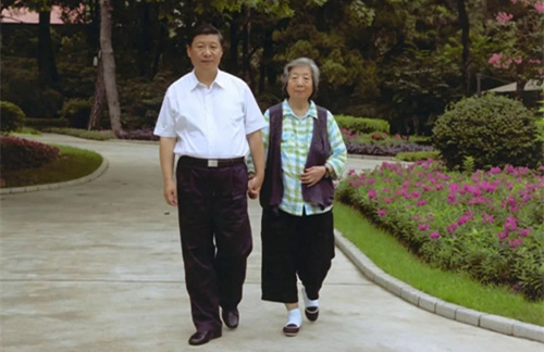 President Xi Jinping holds his mother's hand for a walk. /Xinhua Photo