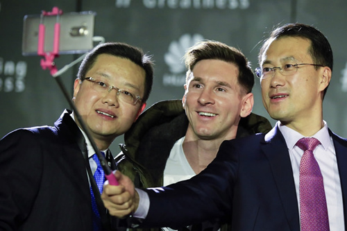 Lionel Messi smiles for the camera during a Huawei product launch in 2016. /China Daily Photo