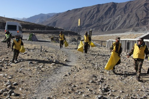 Workers patrol along the Qinghai-Tibet Railway. (Photo provided to China Daily)