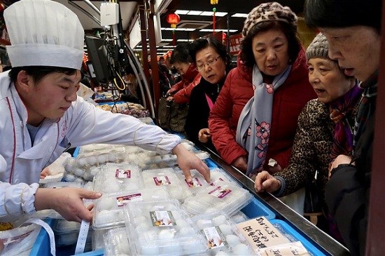 Customers buy tangyuan, glutinous rice balls, for the Lantern Festival at Wangjiasha Restaurant on Feb.28. (Wang Rongjiang/SHINE)