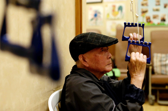 An elderly Culture Homes resident exercises in an area designated for working out. （Photo: China Daily/Roy Liu）