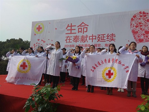 Medical school students make a pledge at the Body Donation Day ceremony in Fushouyuan Cemetery, Qingpu District.(Ti Gong)
