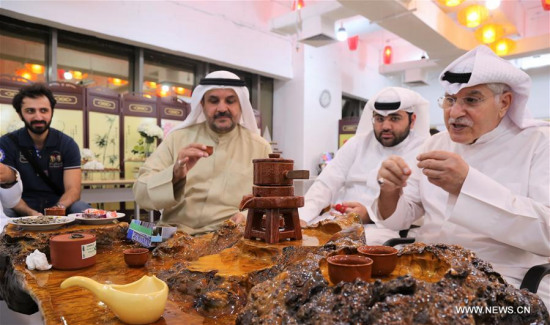 Kuwaitis taste Chinese tea at the Chinese Center in Kuwait City, capital of Kuwait, on March 3, 2018. Kuwait opened a Chinese center in Kuwait City on Saturday to promote cultural exchanges and deepen economic and trade cooperation. (Xinhua/Nie Yunpeng)