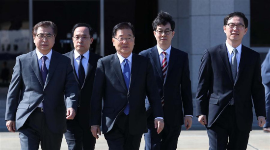 Chung Eui-yong (C), top national security adviser for South Korean President Moon Jae-in and head of the National Security Office of the Blue House, is seen at the airport in Seoul, South Korea, March 5, 2018. (Xinhua/Newsis)