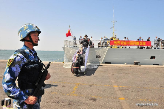 A crew member guards a Chinese navy vessel in Aden Harbor, Yemen, March 29, 2015. /Xinhua Photo