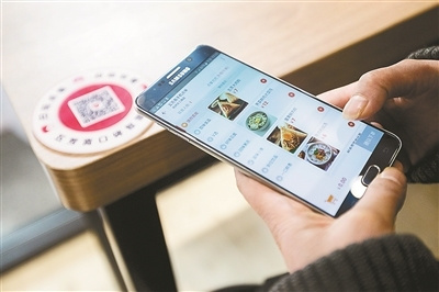 A customer orders food via his smart phone at an unmanned restaurant of Wufangzhai in Hangzhou, capital city of east China's Zhejiang Province. (Photo/hangzhou.gov.cn)