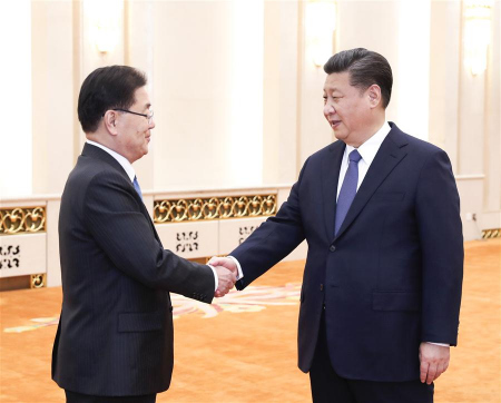 Chinese President Xi Jinping (R) meets with Chung Eui-yong, national security advisor for the President of the Republic of Korea (ROK) Moon Jae-in and also special envoy of Moon, in Beijing, capital of China, March 12, 2018. (Xinhua/Pang Xinglei)