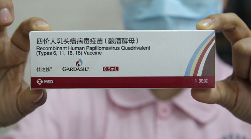 A box from the first batch of the quadrivalent HPV vaccine in Guangdong province is displayed by a nurse in January. (Photo provided to China Daily)
