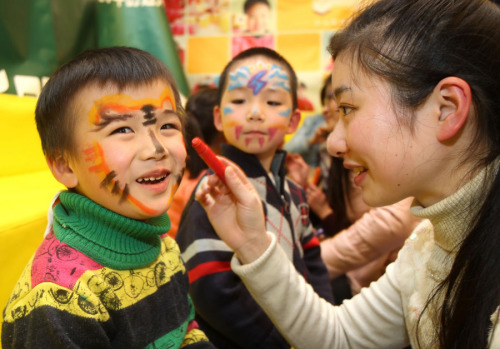 Children get their faces painted at a kindergarten in Nantong, Jiangsu Province. (Photo by Xu Congjun/For China Daily)