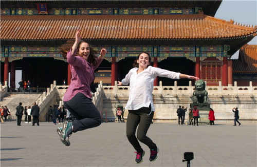 Foreign tourists pose for a photo at the Palace Museum in Beijing. (DU JIANPO/FOR CHINA DAILY)
