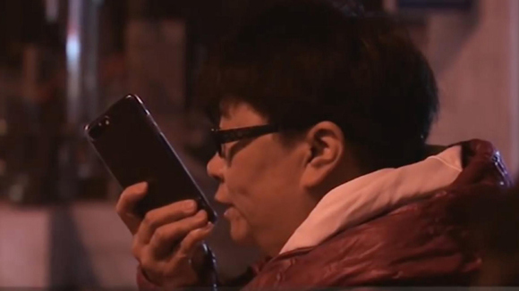 A woman speaks via her smartphone (Photo/CGTN)