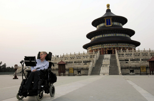 Stephen Hawking visits the Temple of Heaven in Beijing in 2006. (PROVIDED TO CHINA DAILY)