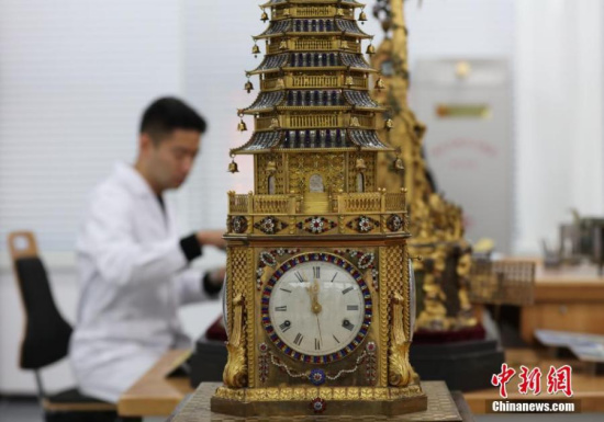 A worker repairs relics in the Relic Hospital at Beijing's Palace Museum in December, 2017. (Photo: China News Service/Yang Kejia)