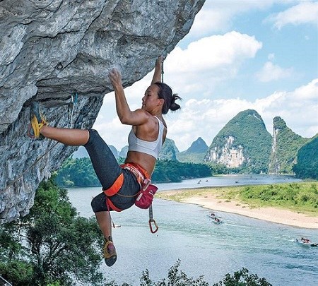 Zhao Anlu climbs a cliff near Lijiang River in the Guangxi Zhuang Autonomous Region in 2017. (Ti Gong)
