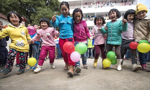 Children of migrant workers play at a school in Wuhan, Hubei Province, on March 1. (Photo/Xinhua)