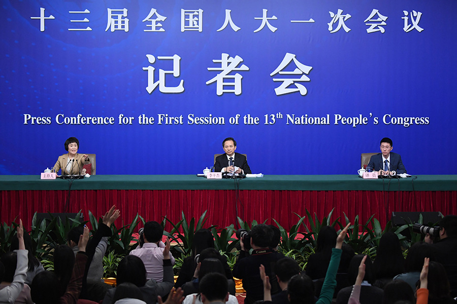 Minister of Environmental Protection Li Ganjie (center) takes questions from journalists at a news conference on Saturday during the first session of the 13th National People's Congress. (Photo/Xinhua)