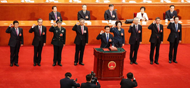 Vice-premiers, State councilors and the secretary-general of the State Council take the oath of allegiance to the Constitution during the seventh plenary meeting of the first session of the 13th National Peoples Congress at the Great Hall of the People in Beijing on Monday. (Photo/CHINA DAILY)