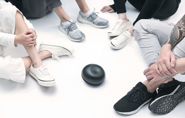 A group of people play party card game Werewolf with an AI-enabled robot invented by Rokid Co Ltd as the judge.(Photo provided to China Daily)