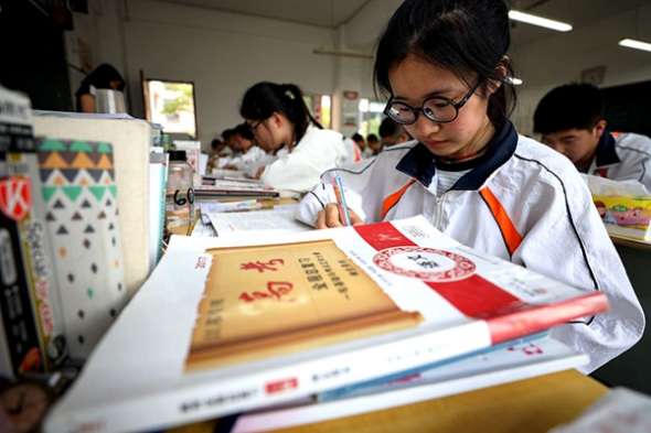 Students prepare for gaokao in Lianyungang, Jiangsu province in 2017. (Photo by Si Wei/China Daily)