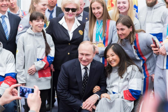 Russian President Vladimir Putin (bottom C) poses with prizewinners of the Pyeongchang 2018 Winter Paralympics during an awarding ceremony in Moscow, Russia, on March 20, 2018. (Xinhua/Bai Xueqi)