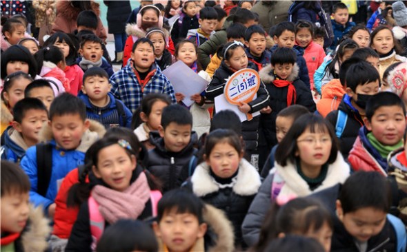  Primary-level students from Yancheng, Jiangsu province, prepare to leave school for the winter holiday. (ZHOU GUKAI/FOR CHINA DAILY)