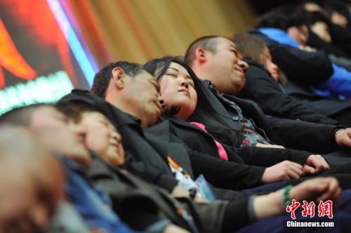 People enter a deep state of relaxation to release stress while under the guidance of professional hypnotists in Taiyuan, North China's Shanxi province, March 21, 2018.  (Photo/Chinanews.com)