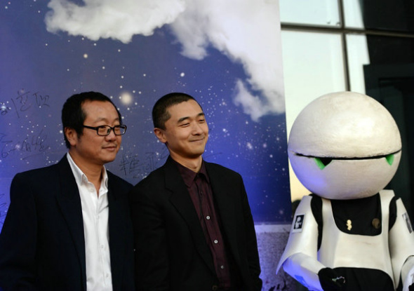 Chinese writer Liu Cixin and Chinese-American writer Ken Liu at the award ceremony of the Fifth Nebula Award for Original Science Fiction.��Photo by Li Yibo/provided to China Daily��