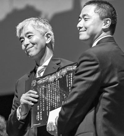 Japanese writer Taiyo Fujii and Ken Liu at the Hugo Awards Ceremony 2017 at the World Science Fiction Convention in Helsinki. ��Photo provided to China Daily��