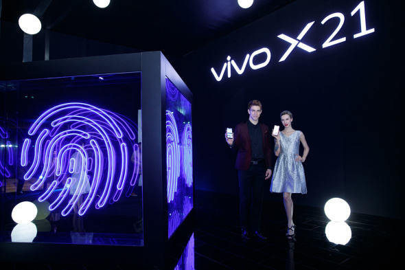 Models pose with the Vivo X21 UD, the latest handset unveiled by Vivo, in Zhejiang province on March 19, 2018. (Photo provided to chinadaily.com.cn)