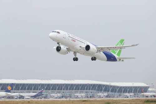 A C919 airplane takes off from the Shanghai Pudong International Airport for a test flight to Xi'an, Northwest China's Shaanxi Province, on Nov. 10, 2017. (Photo by Chen Zikuan/For China Daily)