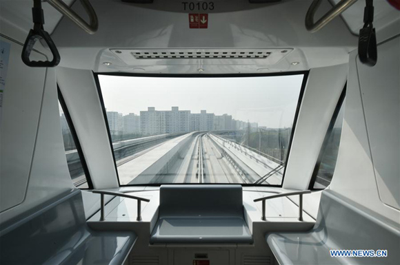 Photo taken on March 23, 2018 shows a subway train running on the first APM line, or the Automated People Mover system, in Shanghai, east China. A new metro line with driverless trains is expected to be tested by the end of March in Shanghai, the Shanghai Shentong Metro Group announced on Friday. (Xinhua/Ding Ting)