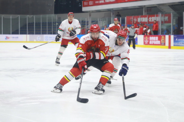 Team China, featuring players invited to Kunlun Red Star's evaluation camp in Beijing, dropped a 5-2 decision to the Belarus U25 national team at Ao Zhong Ice Sports Club on March 22.Photo/China Daily