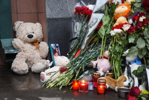 People place toys and flowers at a makeshift memorial for the victims of a shopping mall fire in the Siberian city of Kemerovo, Russia March 26, 2018. (Photo/Xinhua)