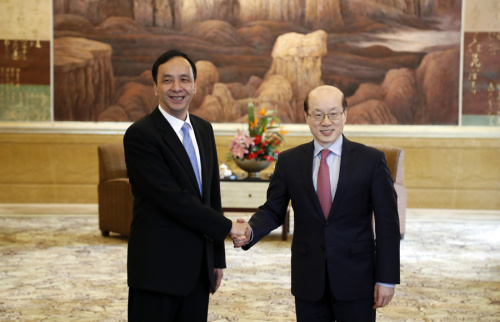 Liu Jieyi (right), head of the State Council Taiwan Affairs Office, meets with Eric Chu Li-lun, mayor of New Taipei City, after speaking with a delegation from Taiwan led by Chu on Monday in Shanghai. They discussed several issues. (Photo/Agencies)