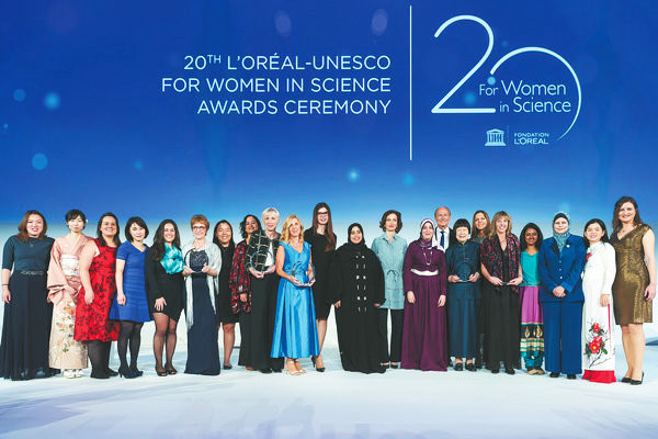 UNESCO Director-General Audrey Azoulay (tenth from right) and Chairman and CEO of L'Oral and Chairman of the L'Oral Foundation Jean Paul Agon (eighth from right) present the 20th L'Oral-UNESCO For Women in Science awards and fellowships to outstanding women scientists during a ceremony held on March 22 at UNESCO headquarters in Paris, France. (Photo provided to China Daily)