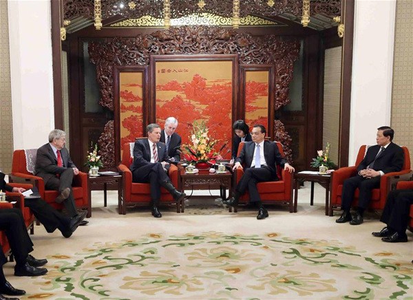 Chinese Premier Li Keqiang meets with a U.S. Congress delegation led by U.S. senator Steve Daines in Beijing, capital of China, March 27, 2018. (Xinhua/Liu Weibing)